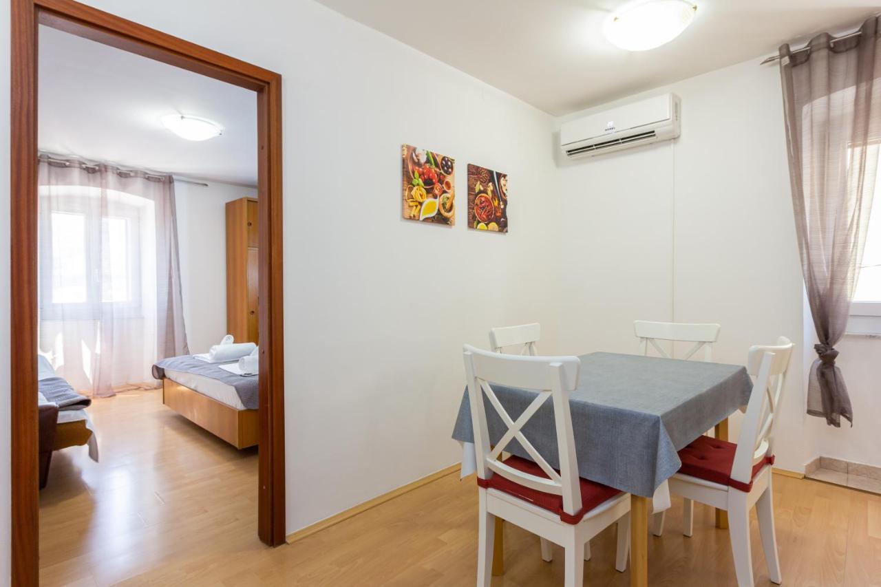 Apartments Marin With Sea View 바슈카 외부 사진